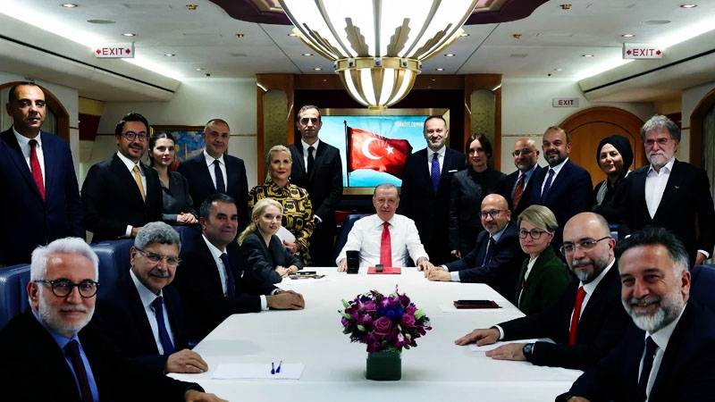 Cem Küçük: Uçakta sorular önceden alınıyor, istenmeyen sorular çıkarılıyor; bu yanlış, medyanın çoğunluğu zaten hükûmet yanlısı