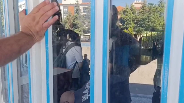 manisada okulda mahsur kalan 3 ogrenciyi itfaiye kurtardi wnFfx747