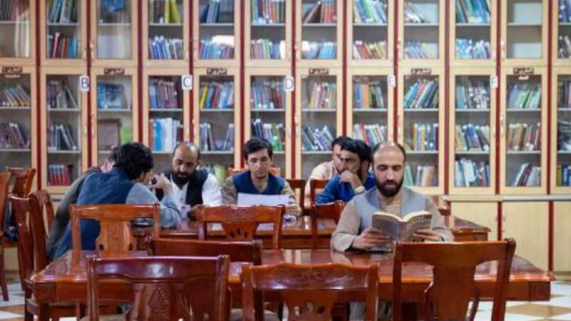 Taliban, kadınlar tarafından yazılmış kitapları müfredattan çıkardı!