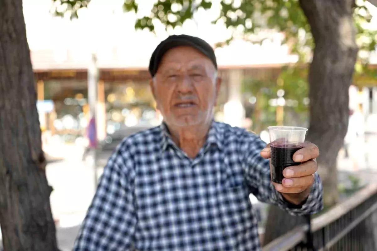 86 Yaşındaki Usta, 40 Yıldır Doğal Karadut Suyu Satıyor