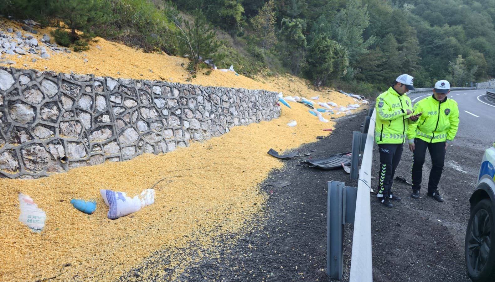 Bursa’da hayvan yemi yüklü TIR devrildi: İki kişi ağır yaralı