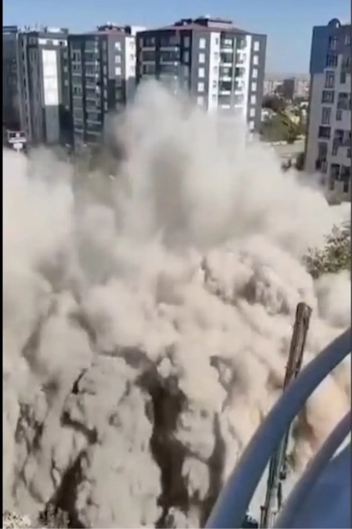 Diyarbakır’da Yıkım Anında Bina Çöktü