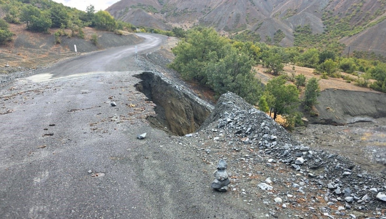 Elazığ’da köy yolunda çökme