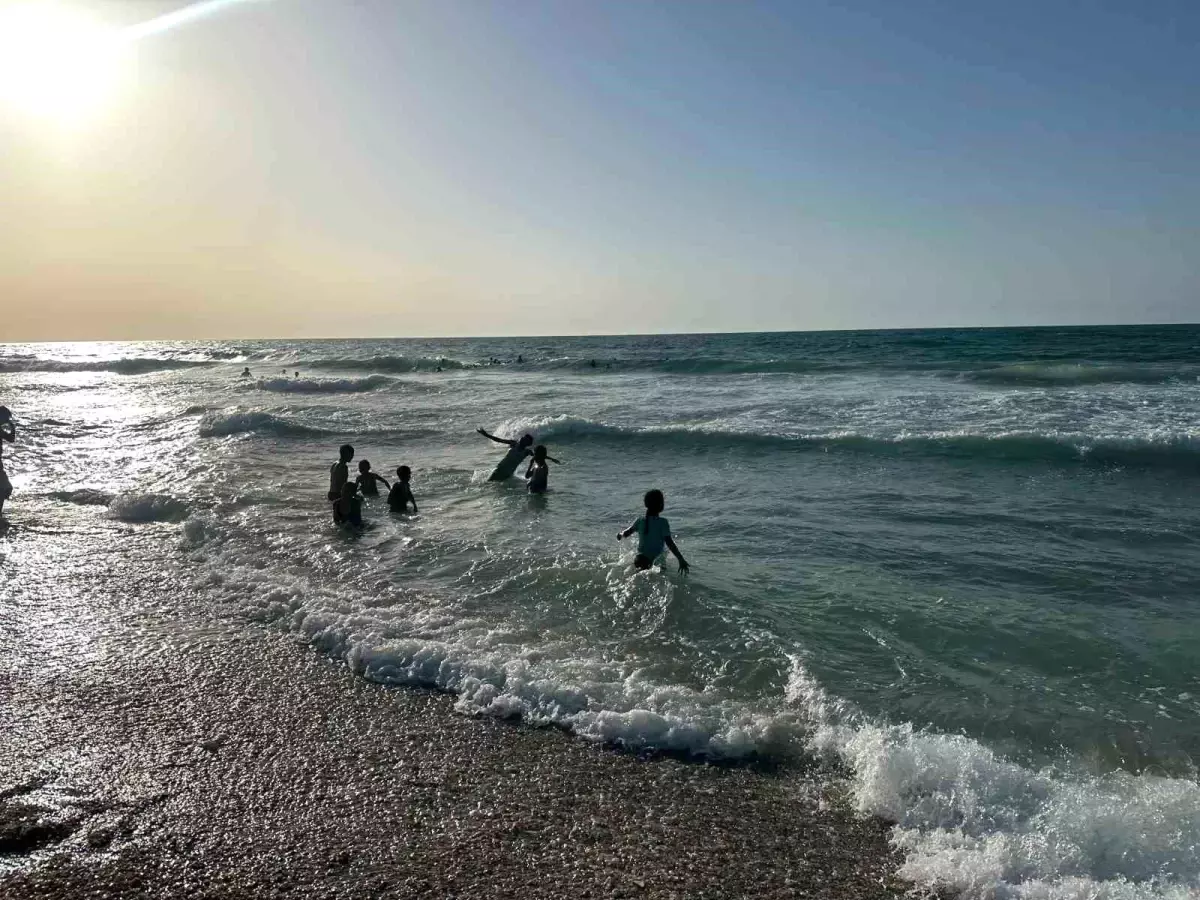 Gazzeli Çocuklar, İnsani Yardım Bekleyen Aktivistleri Umutla Düşlüyor