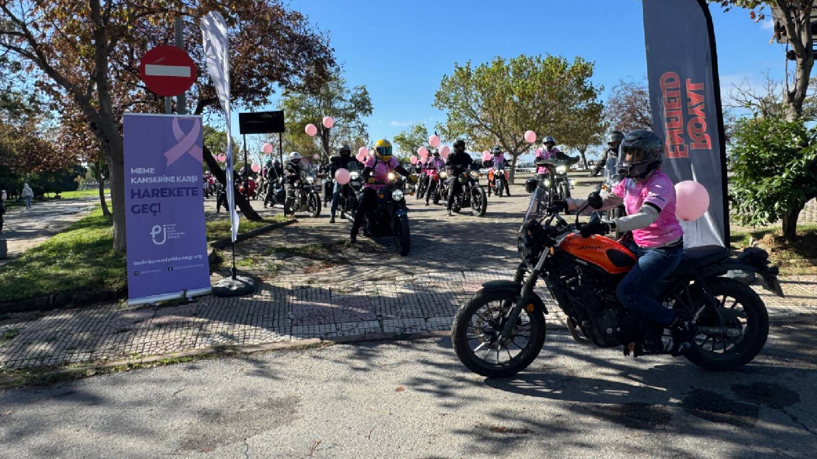 Kadıköy’de meme kanserinde farkındalık için motosiklet ve bisiklet turu