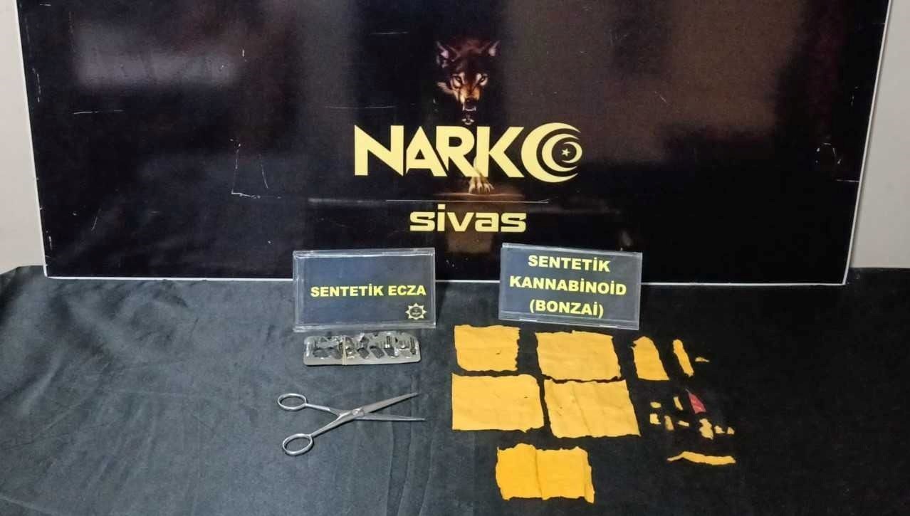 Kağıtlara emdirilmiş sentetik uyuşturucu ele geçirildi