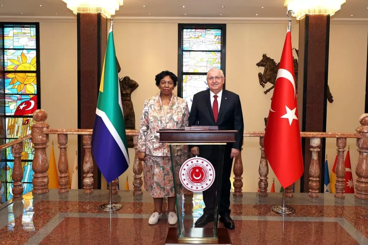Milli Savunma Bakanı Yaşar Güler Güney Afrikalı Mevkidaşı ile Bir Araya Geldi