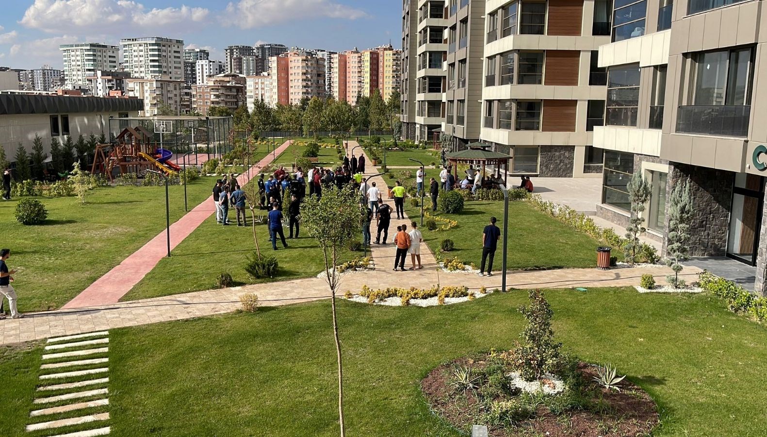 Şanlıurfa’da sitede yumruklu kavga: 4 yaralı