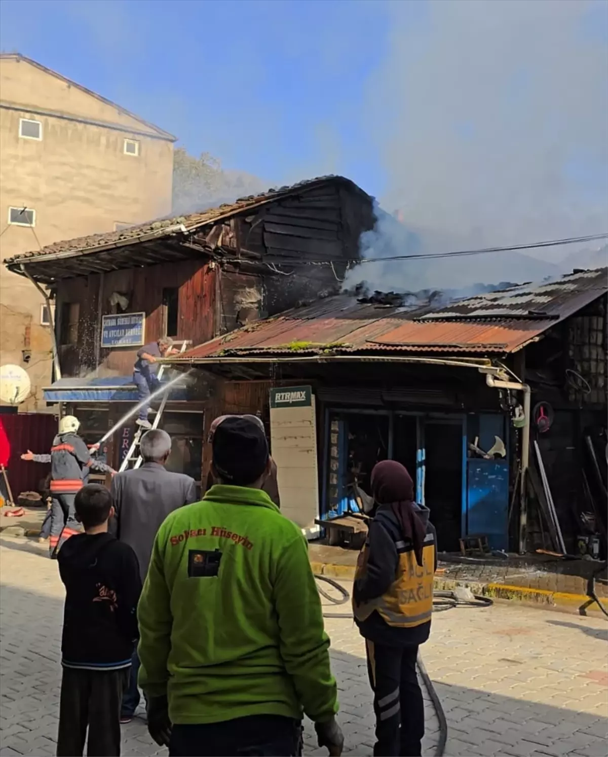 Çaykara’da Yangın Söndürüldü
