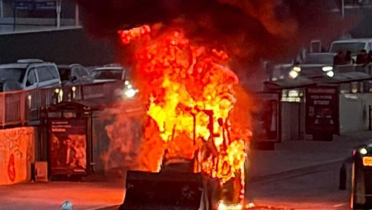 Cevizlibağ’da D-100’de hareket halindeki iş makinesi bir anda alev aldı