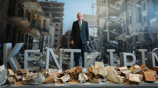 Erdoğan sergide enkaz önünde poz verdi… CHP’den tepki geldi: ’23 yılı daha iyi özetleyen bir kare olamaz!’