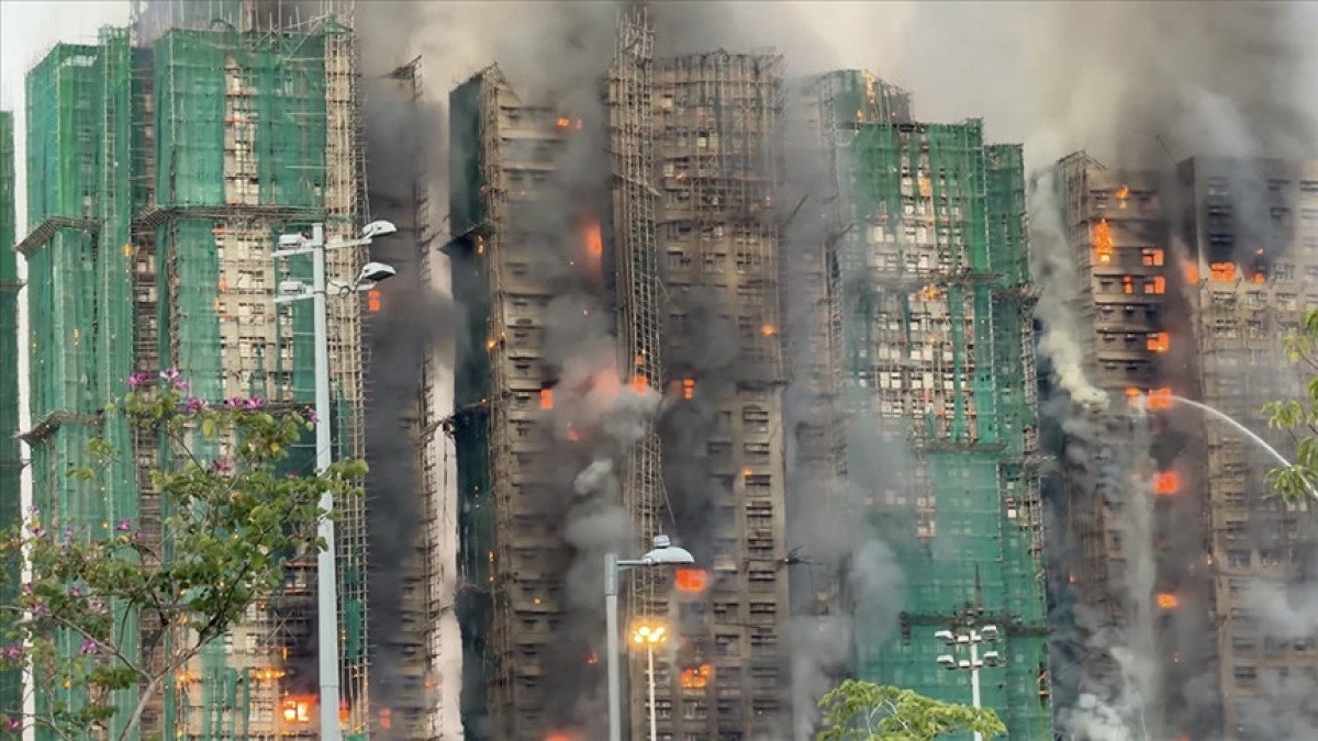 Hong Kong’da yangın faciası: 2 bin daireli site yanıyor