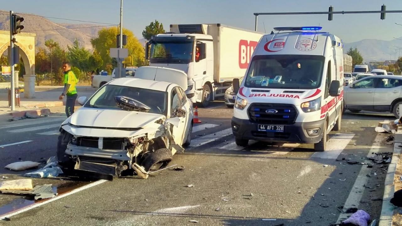 Malatya’da iki otomobil çarpıştı: Yaralılar var malatyada iki otomobil carpisti yaralilar var 27QRZnMm.jpg