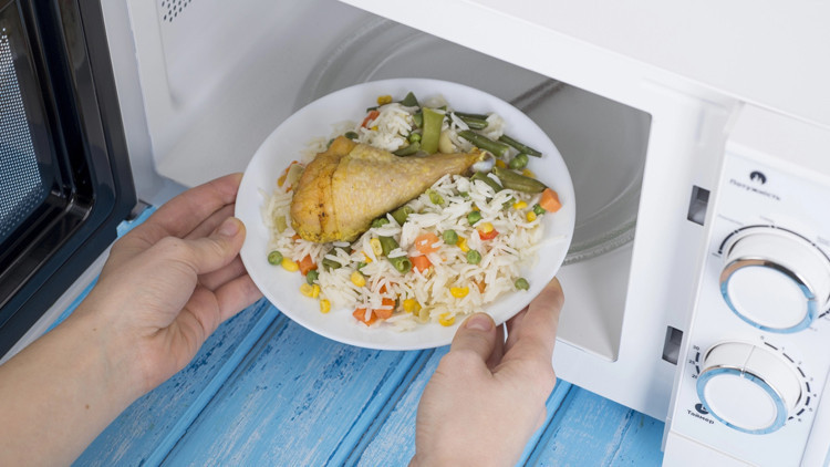 Mikrodalga fırınlar besin değerini yok ediyor mu? Bilim insanları yanıtladı