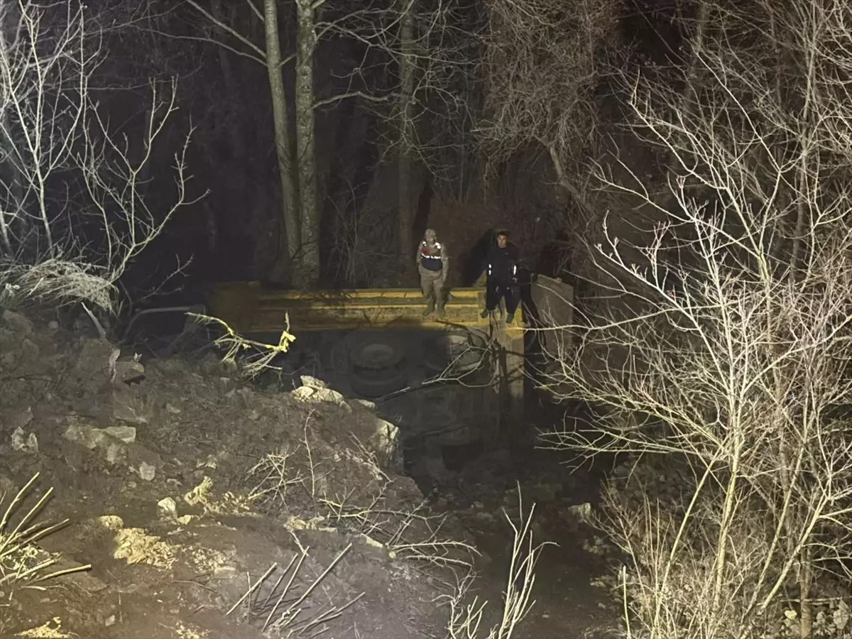 Posof’ta Kamyon Devrildi: Sürücü Hayatını Kaybetti