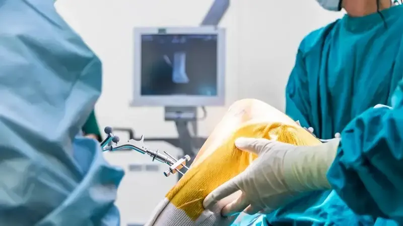 Robotik diz ve kalça protezi ameliyatıyla protez ömrü uzuyor