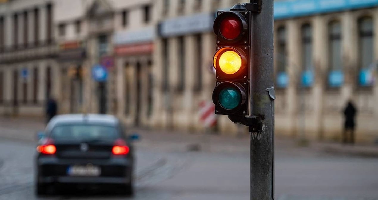 Trafik ışıklarında sürücülerin çoğu aynı hatayı yapıyor: Aracın ömrü 2 kat azalıyor