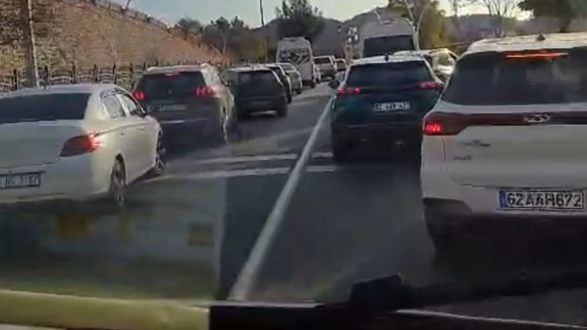 Tunceli’de fermuar sistemiyle ambulansa yol verildi