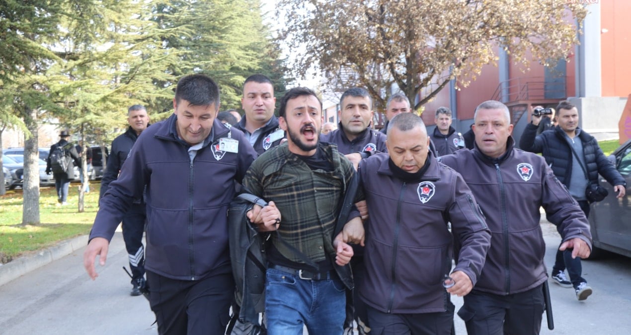 Yemekhaneyi protesto eden öğrencileri yaka paşa dışarı attılar!