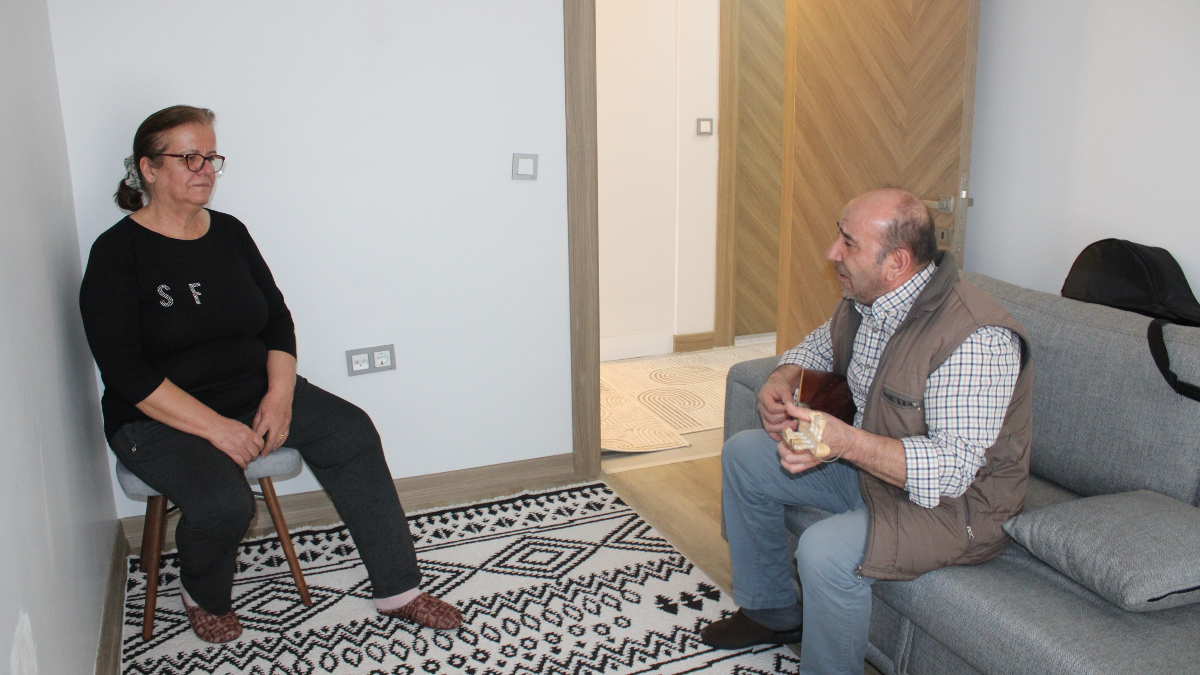 Adana’da depremde kızlarının çocukluk fotoğrafını kurtarabilen aile, yeni evlerinde