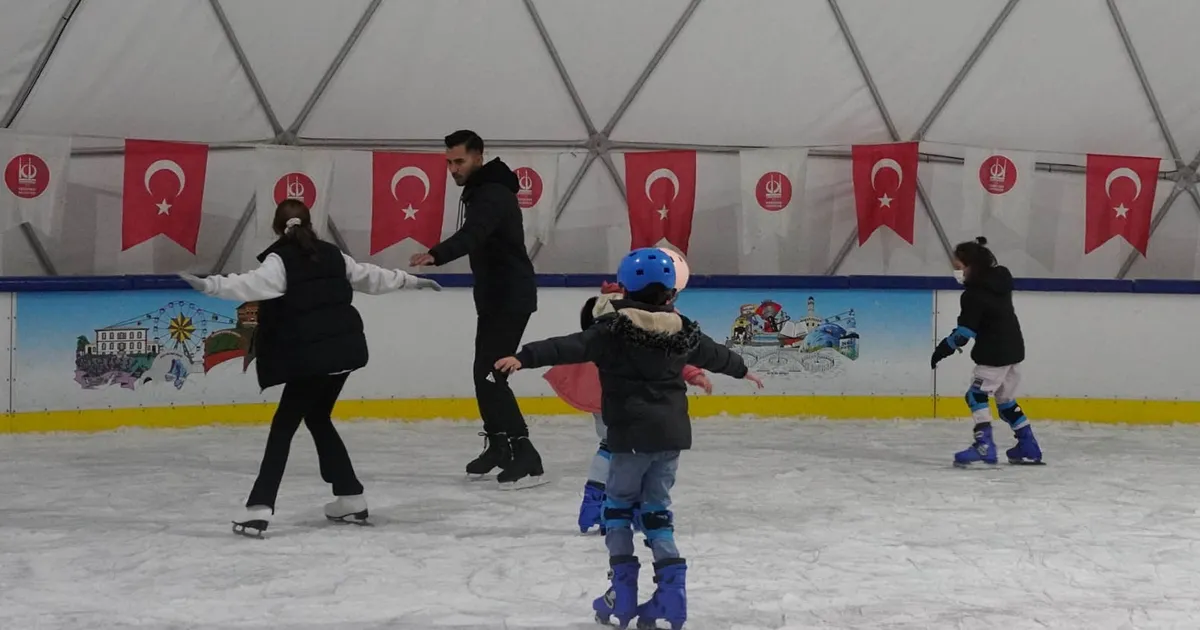 Ankara Keçiören’de ücretsiz buz pateni pistine yoğun ilgi