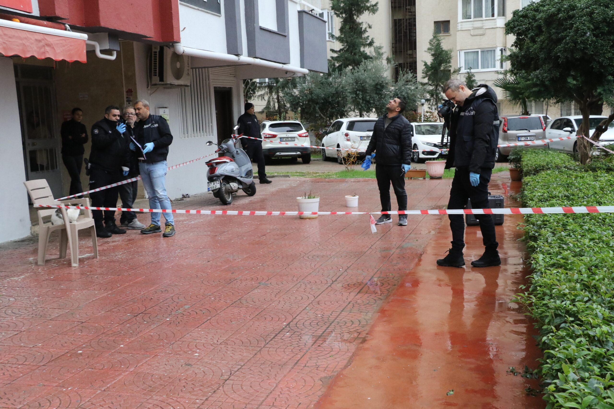 Antalya’da kahreden olay. Anne ve oğlu bir gün arayla aynı balkondan düşüp öldü