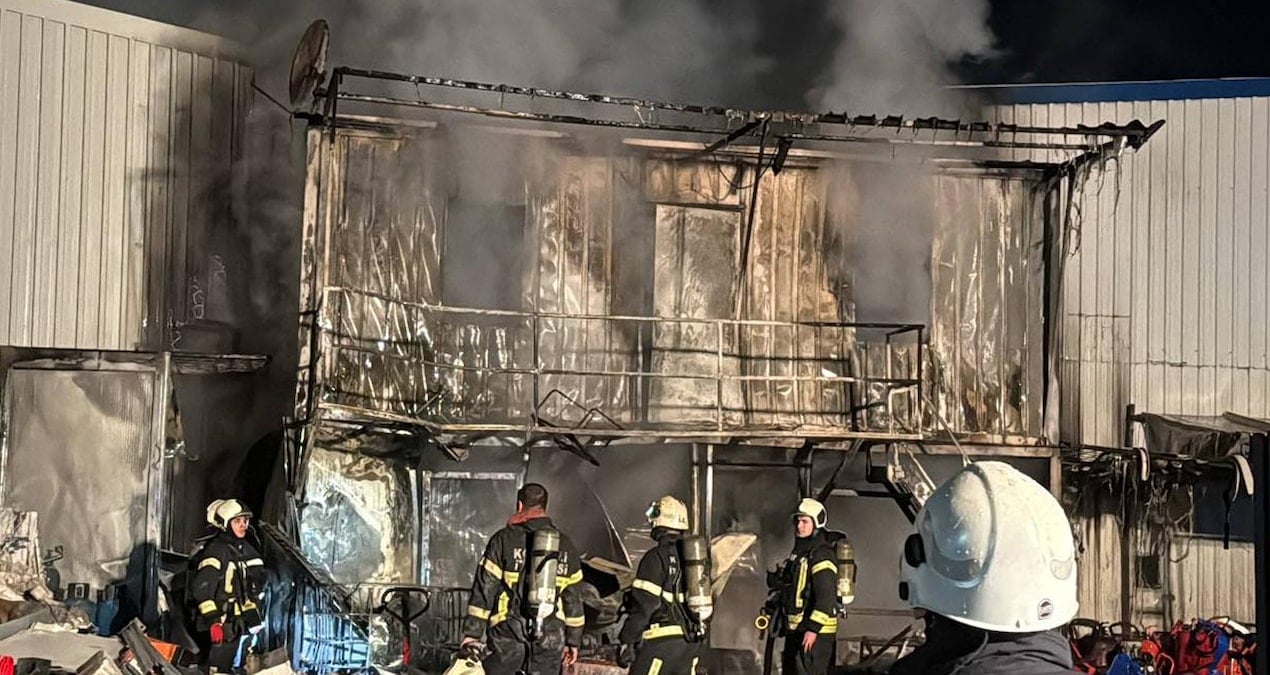 Gebze’de geri dönüşüm deposunda yangın: 1 işçi yaralandı