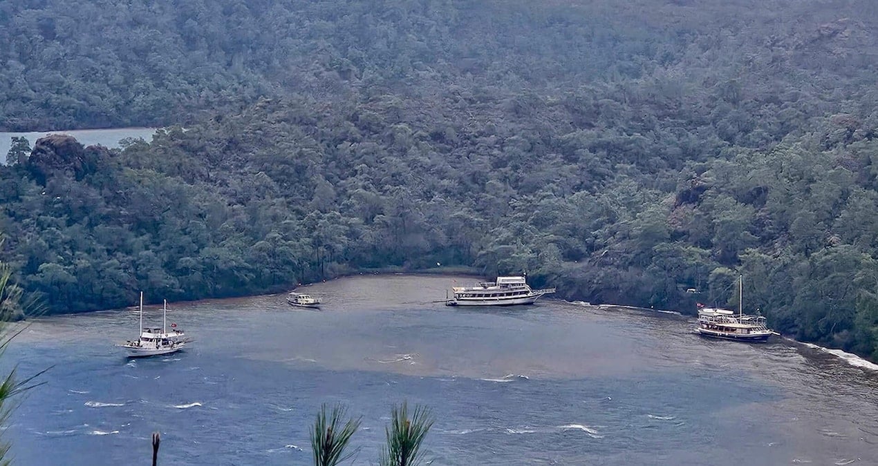 Marmaris’te 3 gezi teknesi karaya oturdu