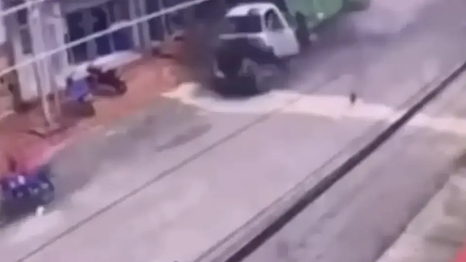 Arızalanan çöp kamyonu araçlara çarptı: 2 ölü