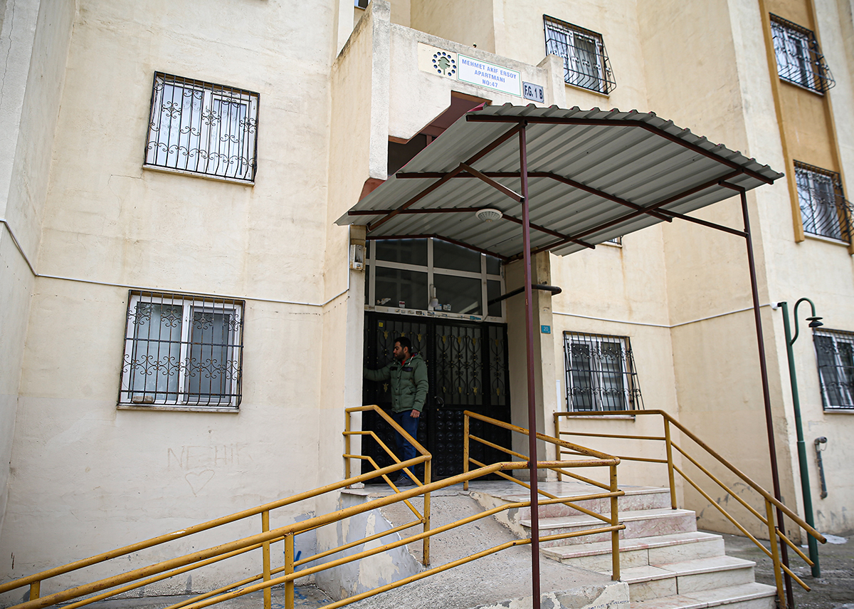 Asansörde yaptıkları pes dedirtti. Çatıdaki güvencinleri çalıp kaçtı