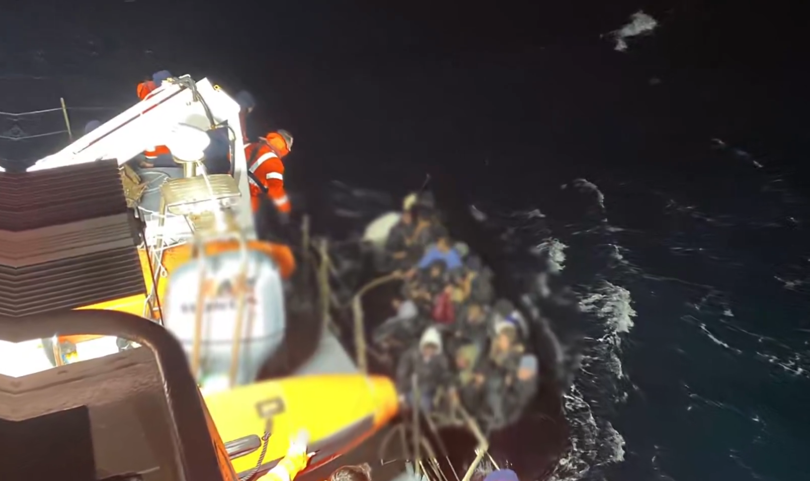 İzmir’de göçmen botu yarı batık halde bulundu. 37 kaçak göçmen kurtarıldı, 1 kişi yaşamını yitirdi