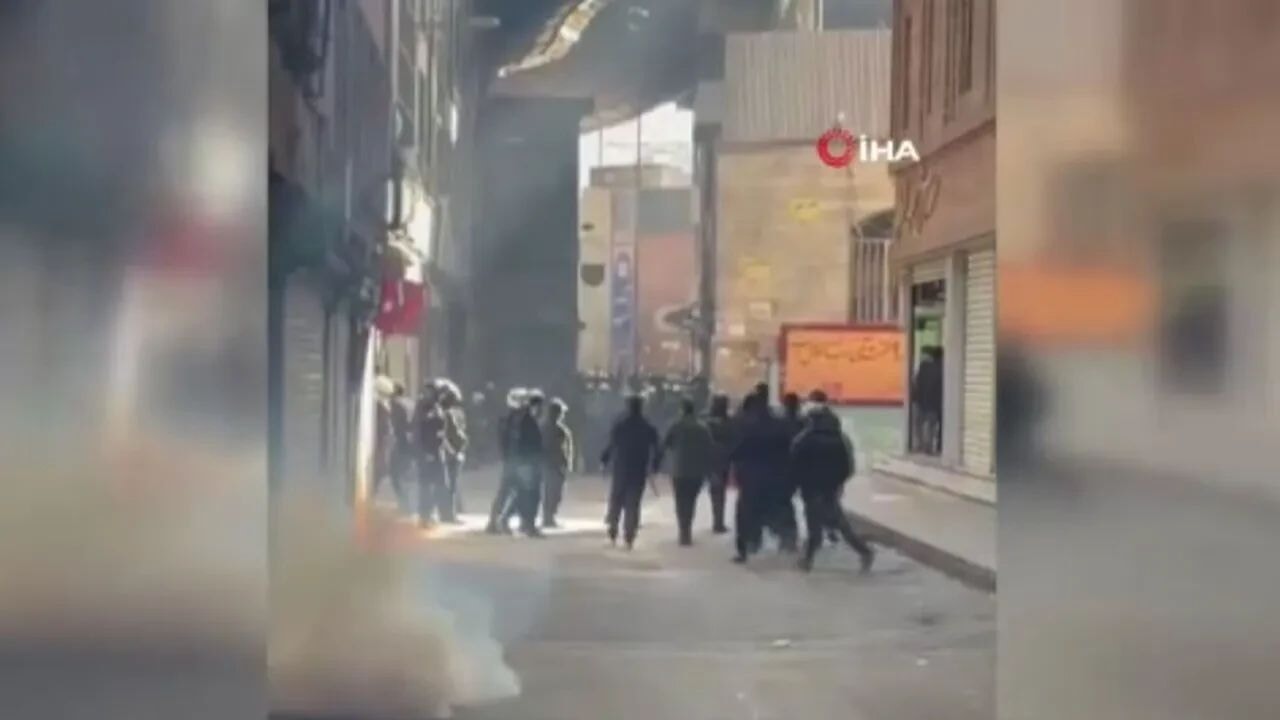 Trump tehdit ediyor, Pehlevi yangına körükle gidiyor: İran’da can kaybı 100’ü aştı