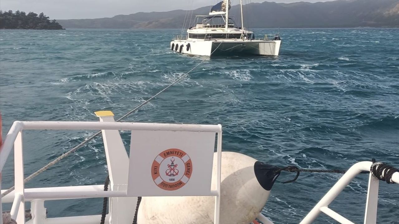 Marmaris açıklarında sürüklenen katamarandaki 2 kişi kurtarıldı