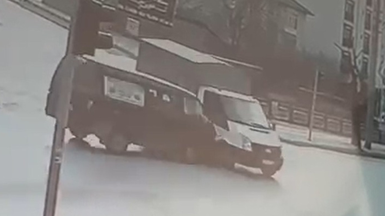 Tosya’da Trafik Kazası: İki Araç Karşılaştı, Üç Kişi Yaralandı