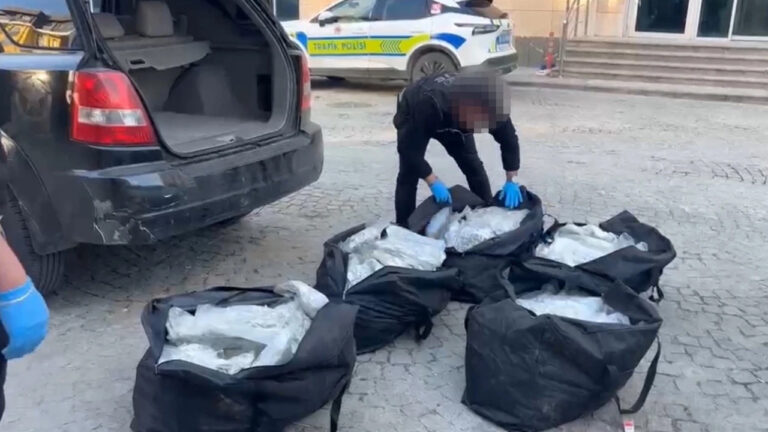 edirnede-moldova-plakali-aracta-90-kilo-uyusturucu-ele-gecirildi-OBRrRxkr
