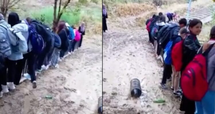 Esenyurt’ta Öğrencilerin Zorlu Okul Yolu Görüntülendi