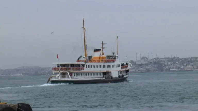 kadikoyde-vapura-bindi-inmedigi-tespit-edildi-azerbaycanli-kadin-denizde-araniyor-l193lNzv