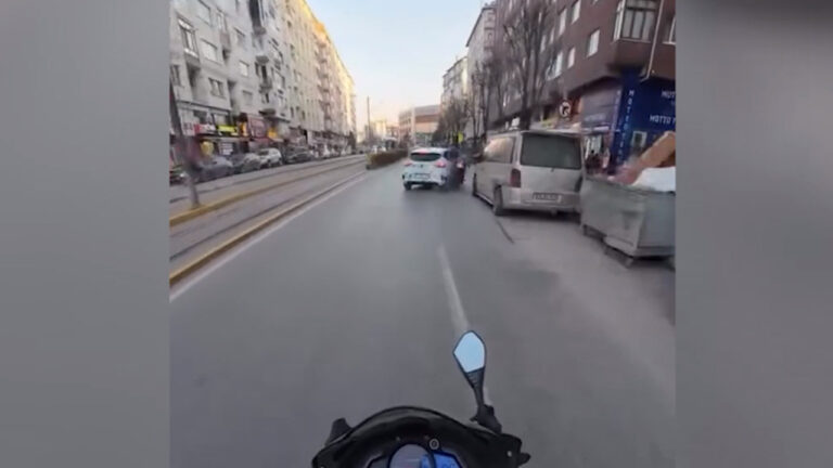 paylasacak-misin-dedi-arabaya-carpti-olumden-donulen-anlar-kamerada-GxadLUrP