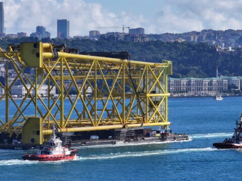 İstanbul Boğazı’ndan 350 metrelik sondaj platform iskelesi geçiş yapıyor