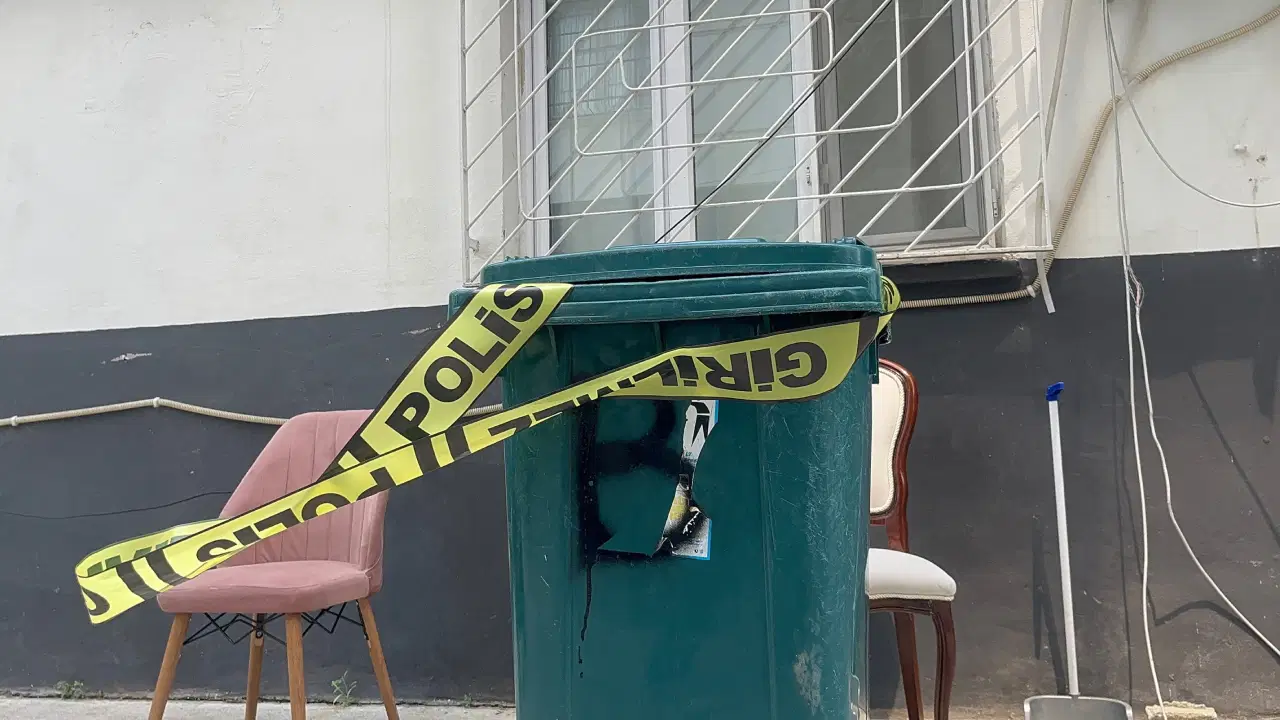 Adanada erkek dehseti esini cekicle vurup bogazindan bicakladi 2E2559br